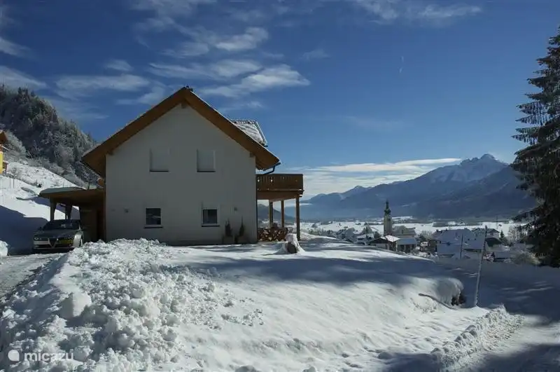 Villa Vicana sowohl im Winter als auch im Sommer ein ideales Reiseziel! Im Winter ist das Skigebiet Nassfeld im Sommer relativ viele Sonnenstunden aufgrund seiner Lage an der Südseite der Alpen! Course Gailtal in 5 Minuten, Presseggersee, Weissensee, Faakersee, Wandern, Mountainbiken, Rafting usw.