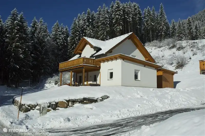 Villa Vicana sowohl im Winter als auch im Sommer ein ideales Reiseziel! Im Winter ist das Skigebiet Nassfeld im Sommer relativ viele Sonnenstunden aufgrund seiner Lage an der Südseite der Alpen! Course Gailtal in 5 Minuten, Presseggersee, Weissensee, Faakersee, Wandern, Mountainbiken, Rafting usw.