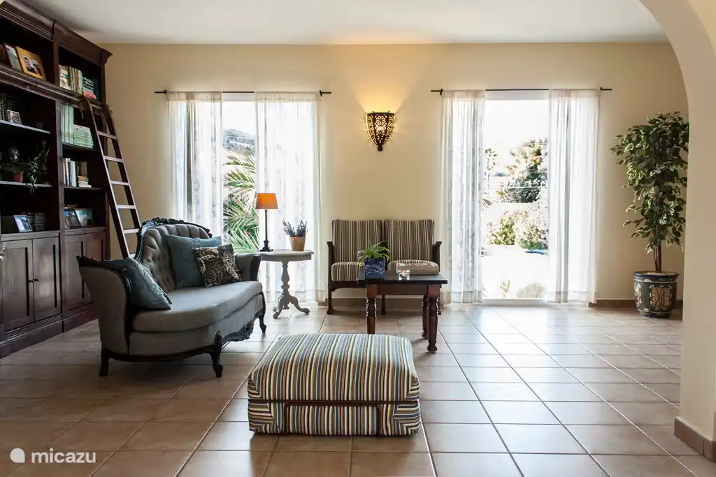 Deel van de woonkamer met uitzicht op de Sierra Bernia