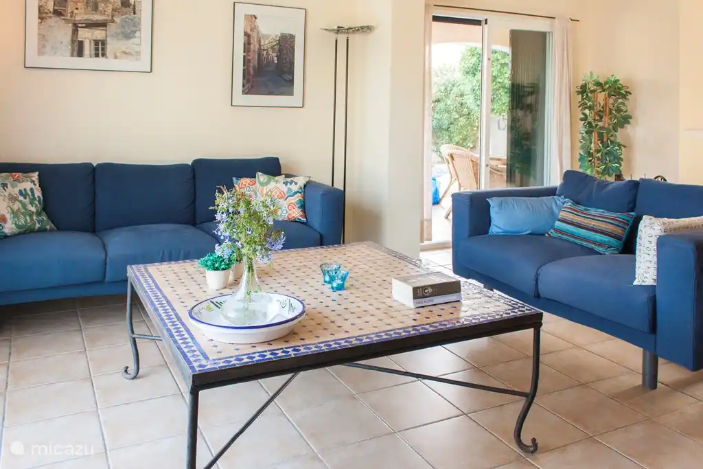 Door de vele grote ramen is de woonkamer licht en zonnig