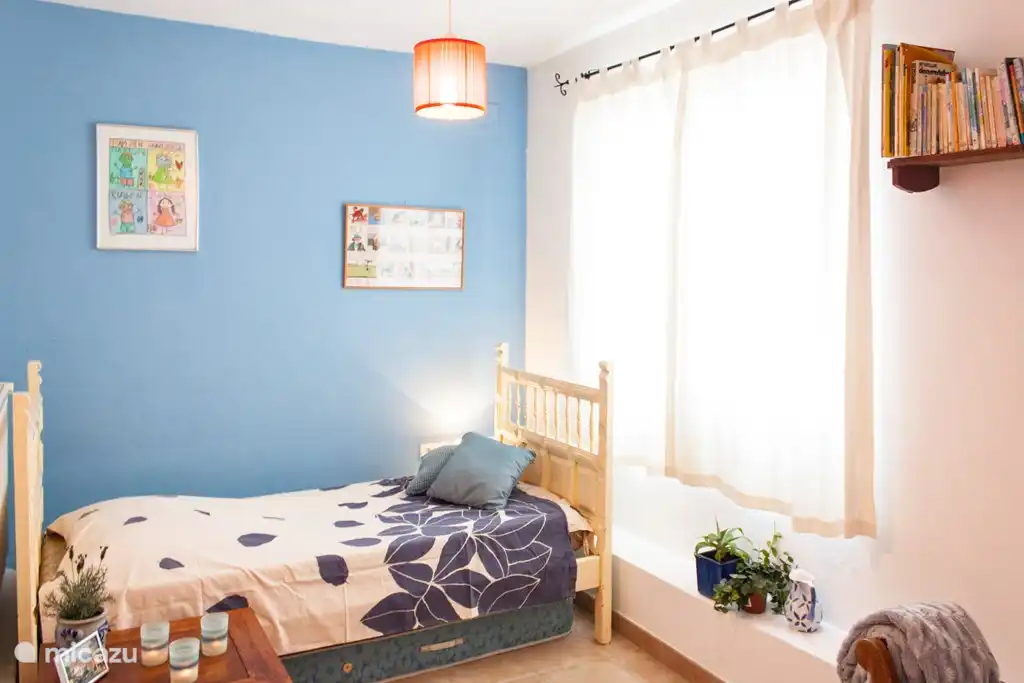 slaapkamer met 2 x 1-persoons bed