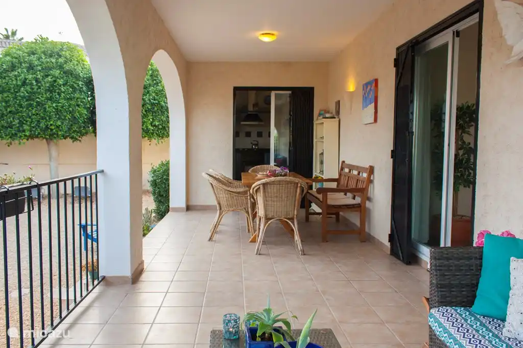 Overdekt terras grenzend aan de keuken en woonkamer