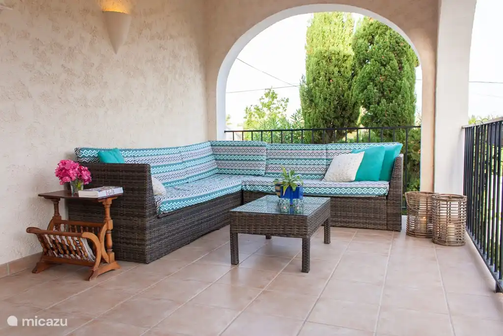 Uit de zon op het terras