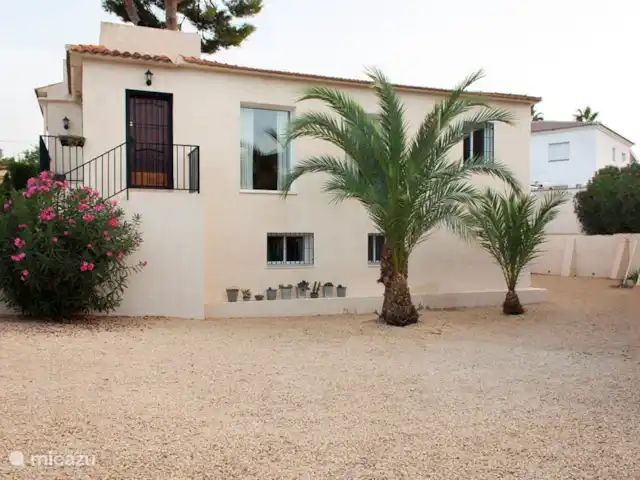Casa Pino huren in Spanje, Costa Blanca, Alfáz del Pi - villa CASA PINO dankt haar naam aan de grote pijnboom die hier boven het huis uitsteekt. Parkeren kan op eigen terrein