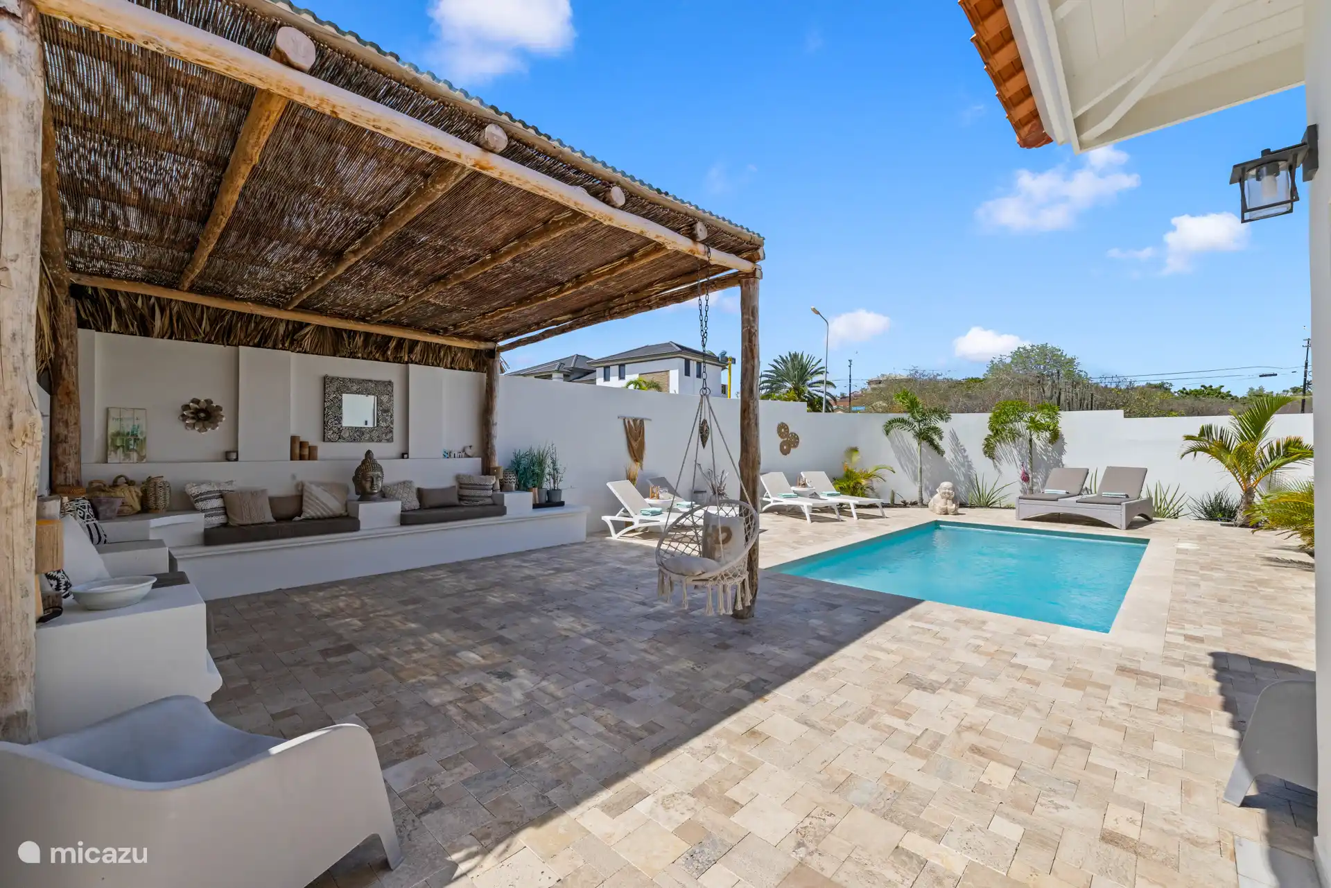 La zona exterior de la villa, con piscina