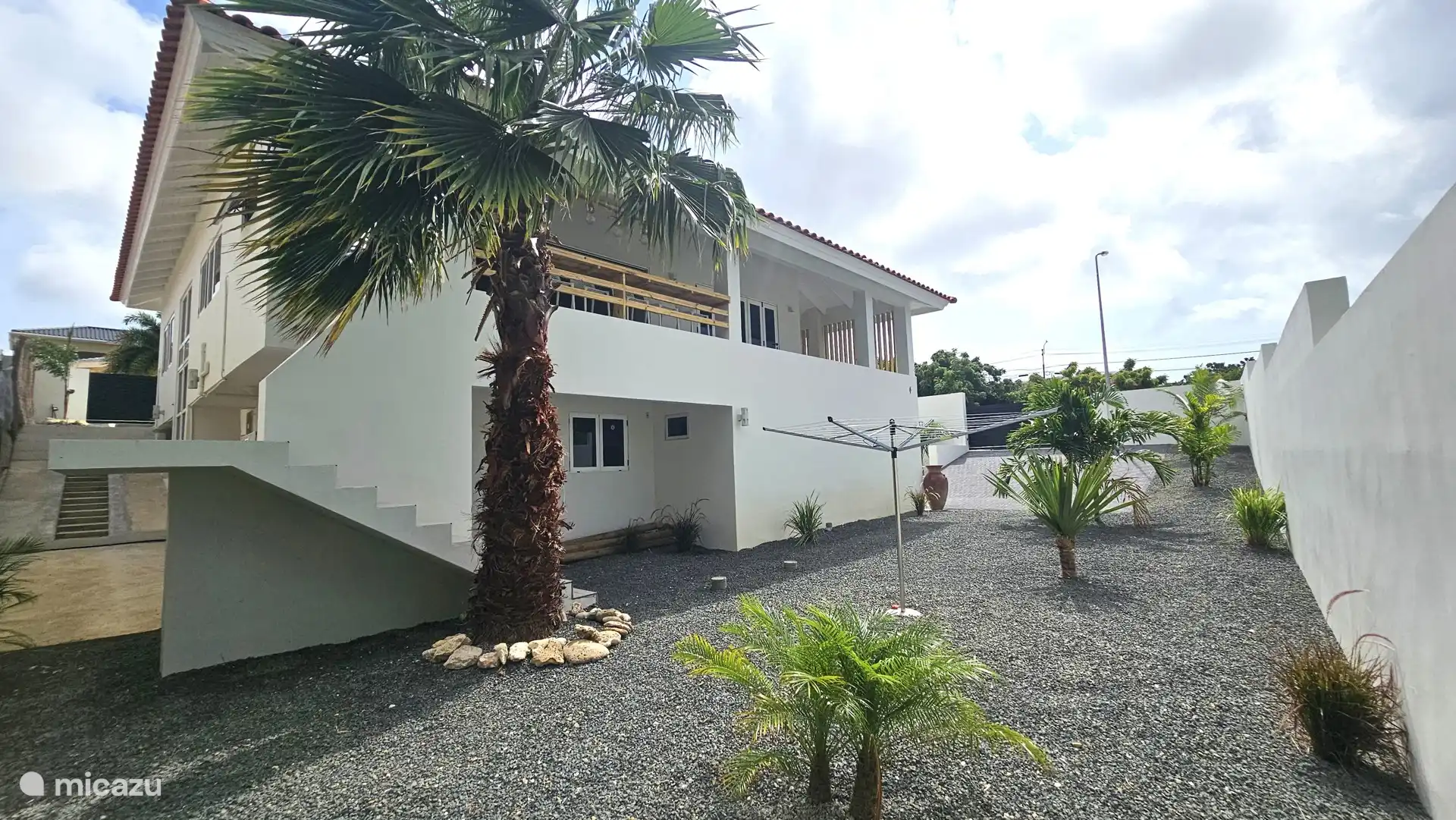 Mucho espacio, se puede caminar por la villa desde todos los lados