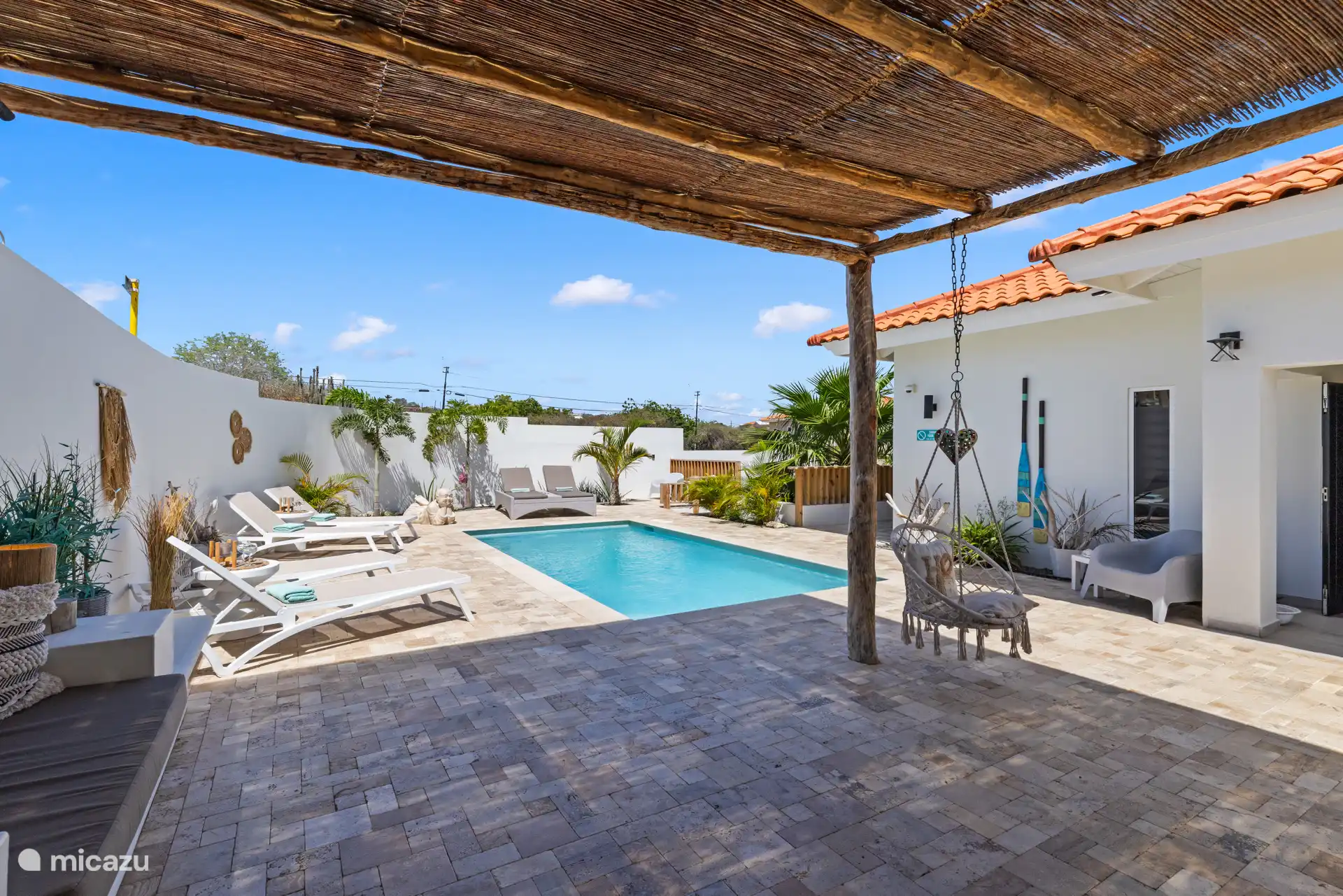 La zona exterior de la villa, con piscina