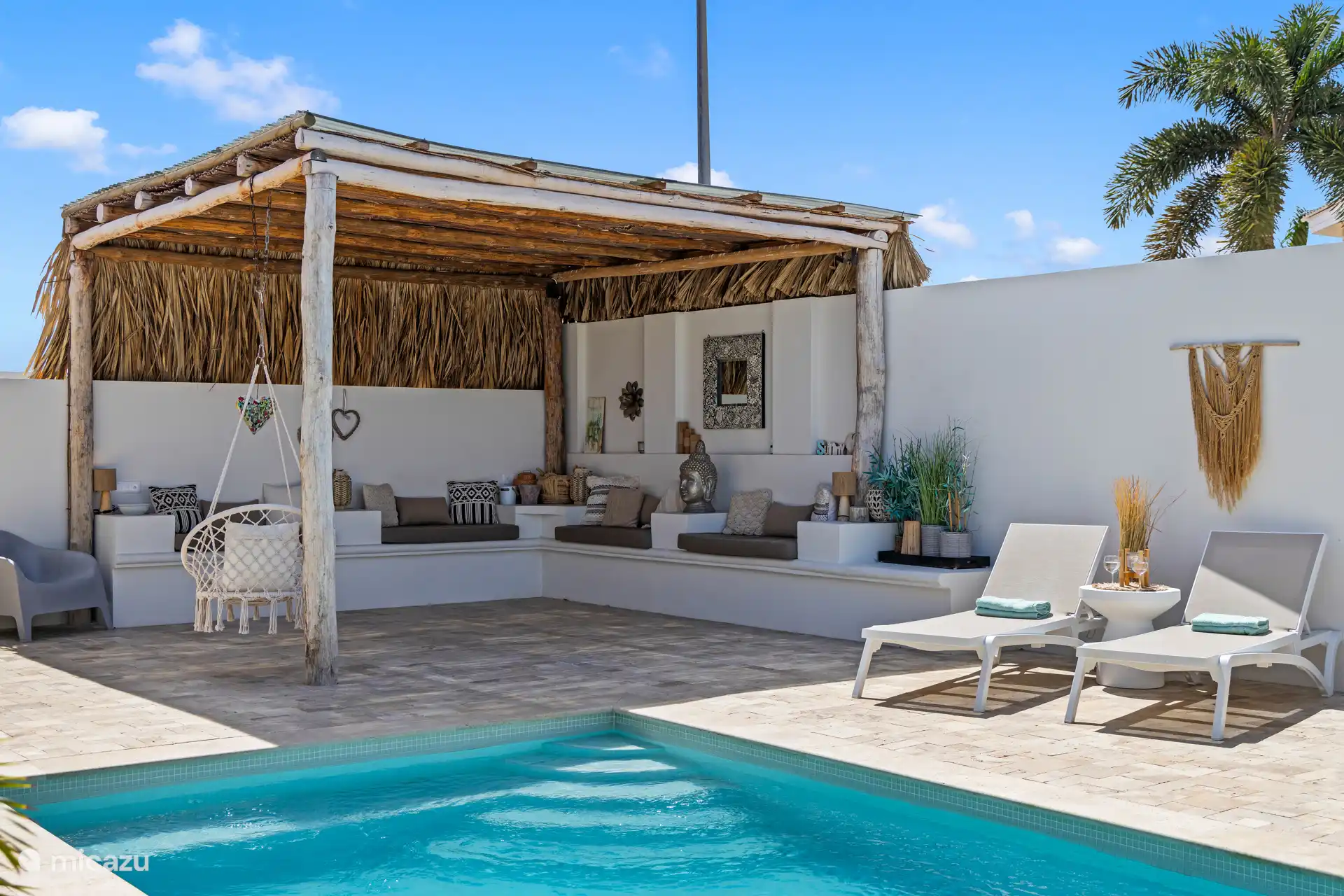 Atractiva zona cubierta de asientos al estilo de Ibiza
