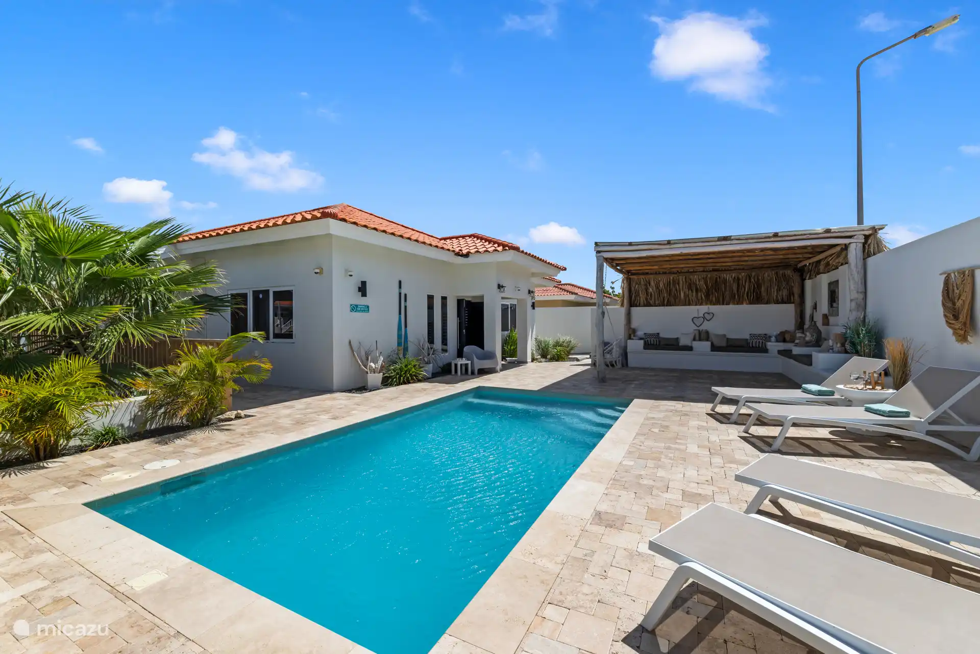 La zona exterior de la villa, con piscina