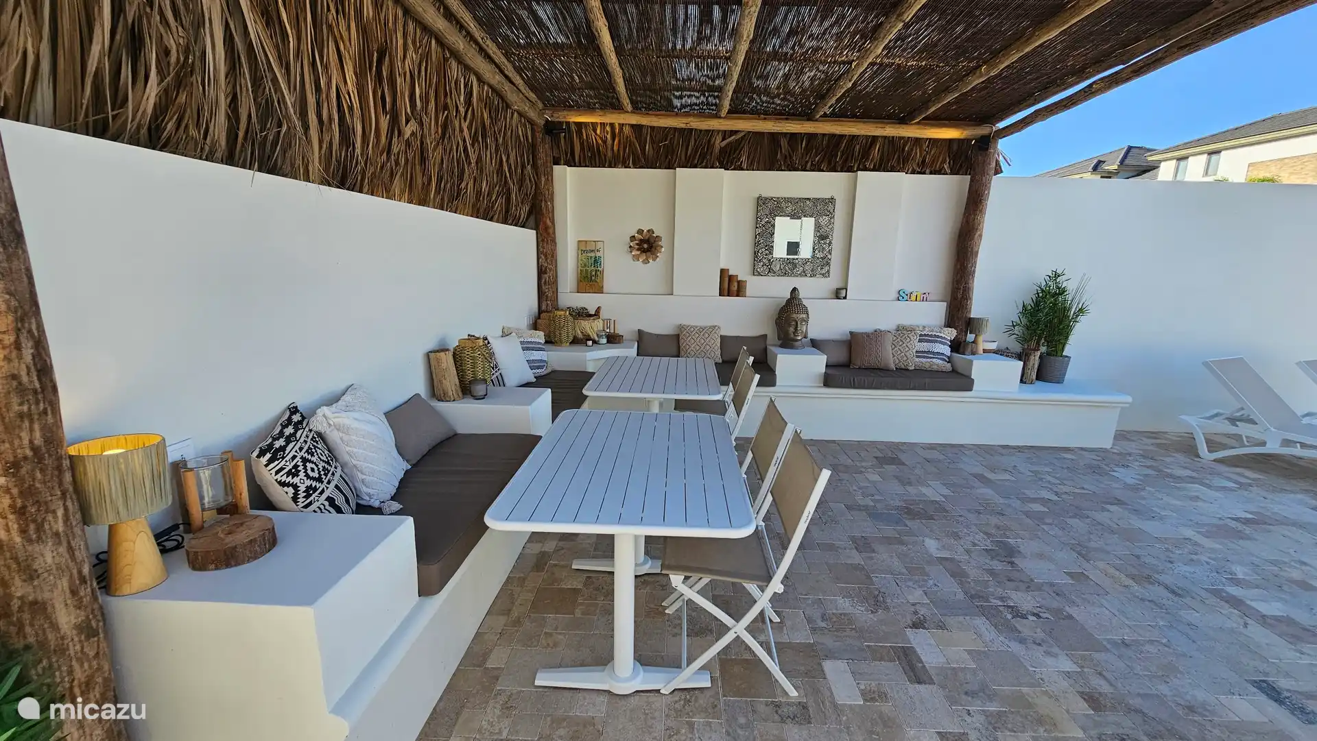 Desayuno y cena bajo el atractivo dosel