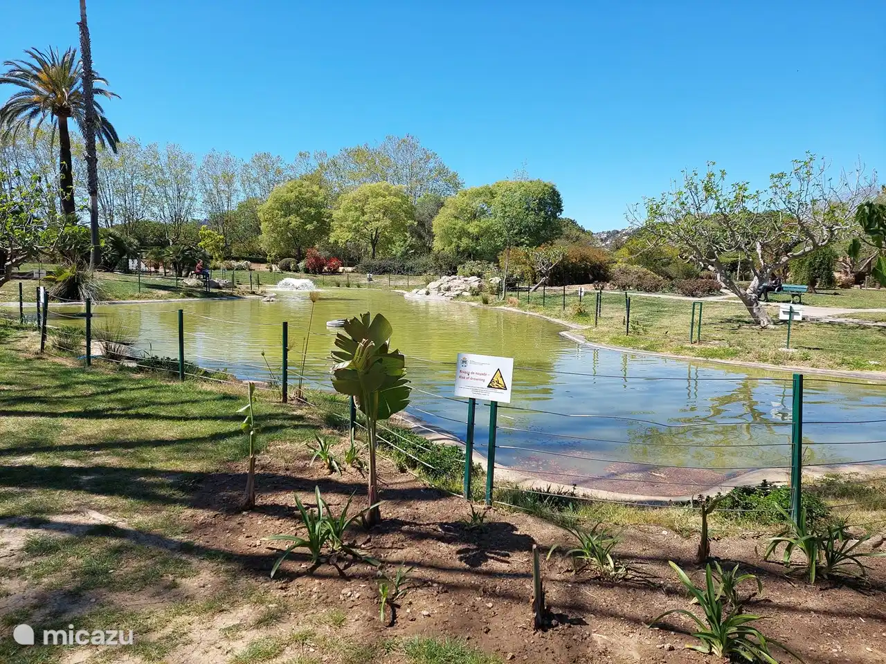 Park Exflora in april. Er zijn geregeld tentoonstellingen en je kunt er heerlijk een rondje wandelen of joggen. Ook is het een prima plek om te picknicken.