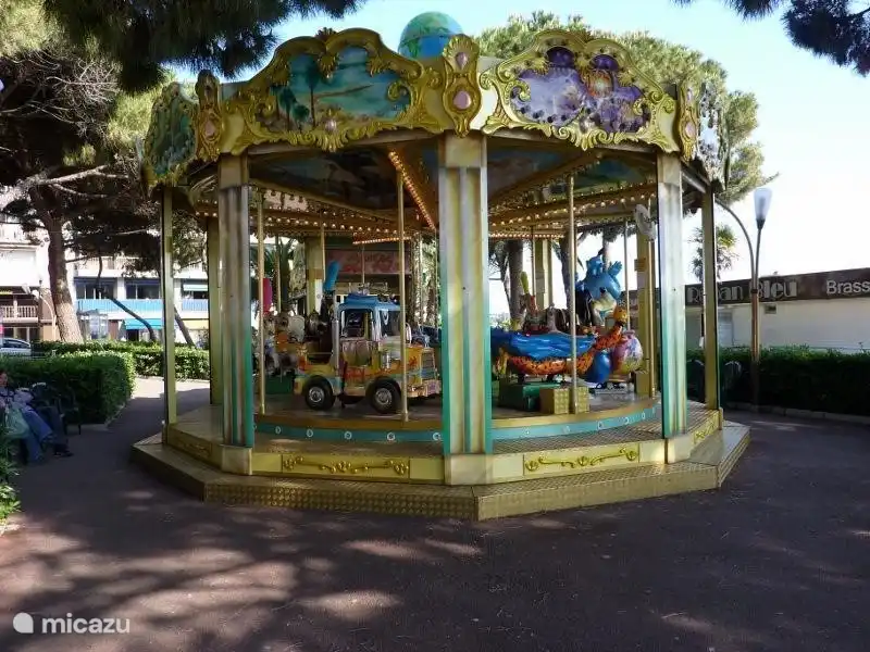 De kleurrijke carrousel staat bij de opstapplaats voor de kleine trein.
In Juan les Pins is dit aan de boulevard.
De kinderen zien het wel zitten! Ga naar de kalender en boek nu!