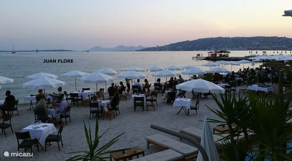 's avonds Romantisch met z'n tweetjes of gezellig met de hele familie dineren! Voetjes in het zand, heeeerlijk!