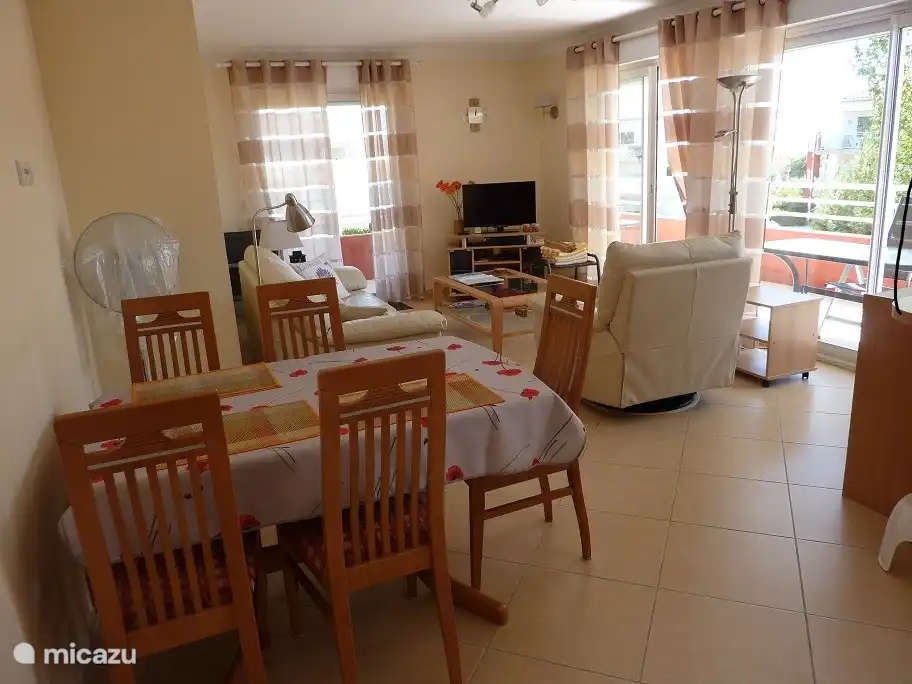 Gezellige woonkamer met  schuifpuien naar het grote balkon op oost- en zuidzijde