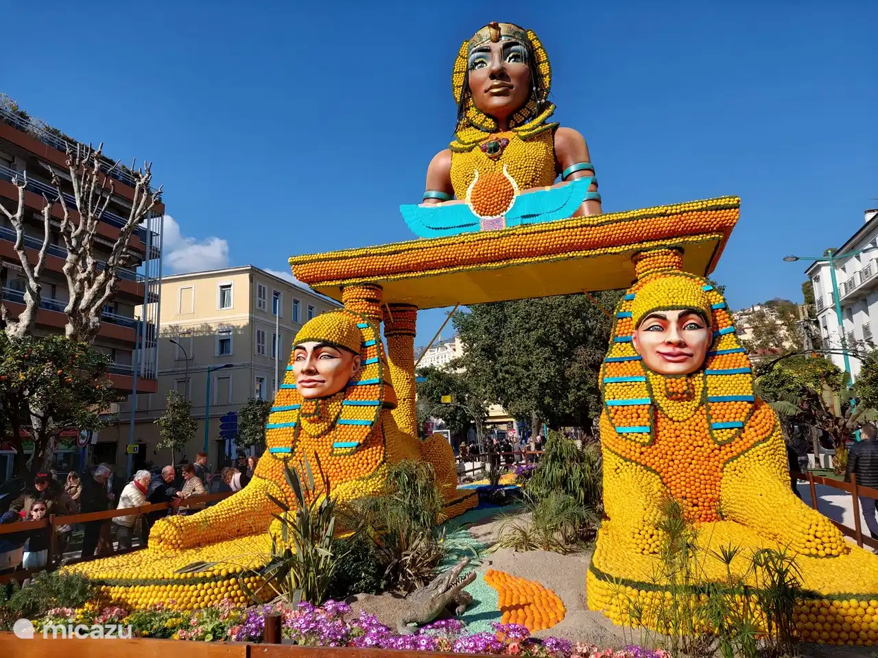 Elk jaar in februari (heerlijk weer) tijdens het citroenfestival in Menton. 