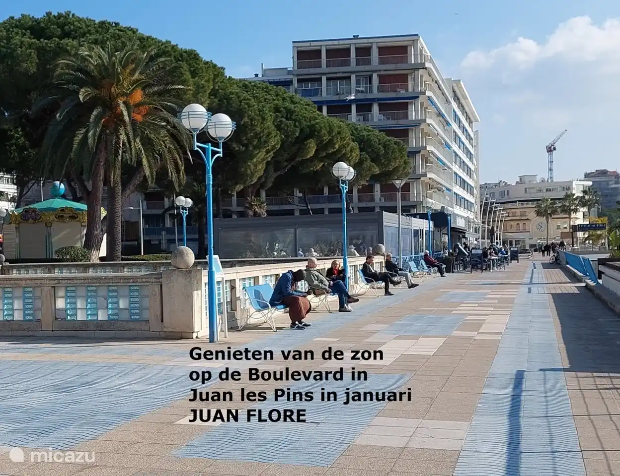 In januari zijn de bankjes op de Boulevard in Juan les Pins meestal bezet.