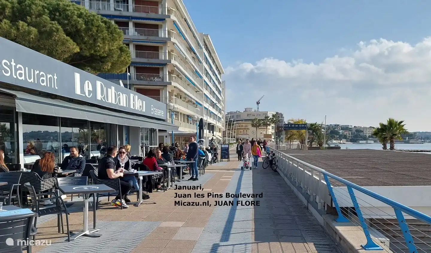 Volle terrassen in de januari zon op de Boulevard van Juan les Pins