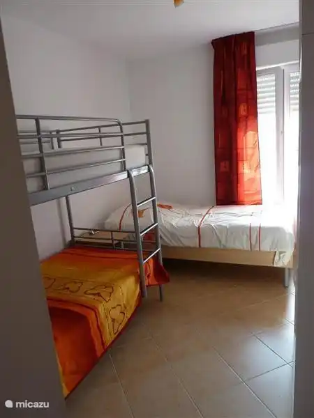 Slaapkamer voor 3 personen met rolluiken en kast