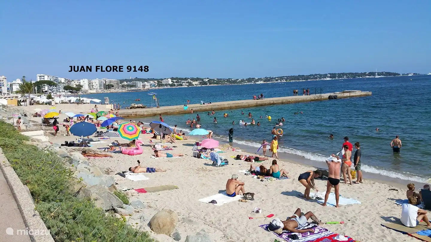 Vanaf het zandstrand kun je paraglijden, skiën en met de banaan mee!
Ziet u zich al liggen, heerlijk met de voeten in het warme zand? Kijk dan nu of de door u gewenste periode nog beschikbaar is!
U ziet links nog net de uitgang van het tunneltje dat onder de weg doorloopt naar Juan Flore.