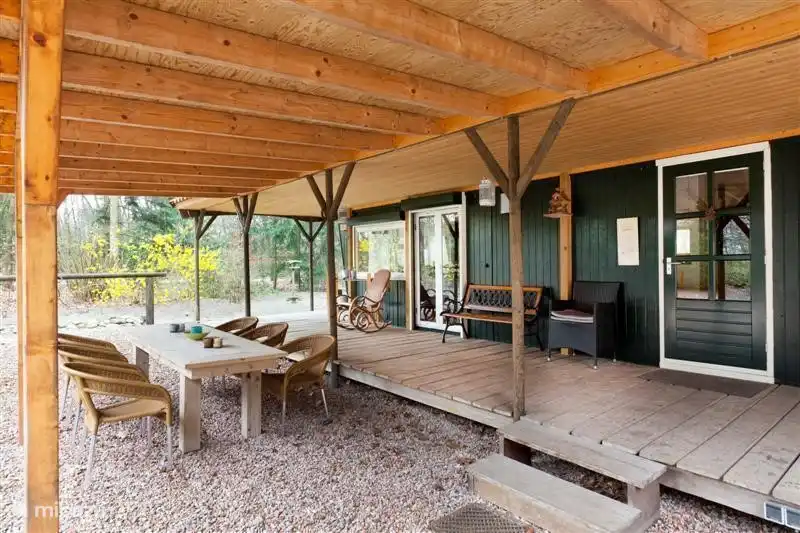 Bij goed en slecht weer is het heerlijk vertoeven op de overdekte veranda.