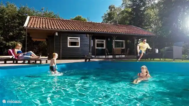 Gebruik maken van het zwembad bij mooi weer 