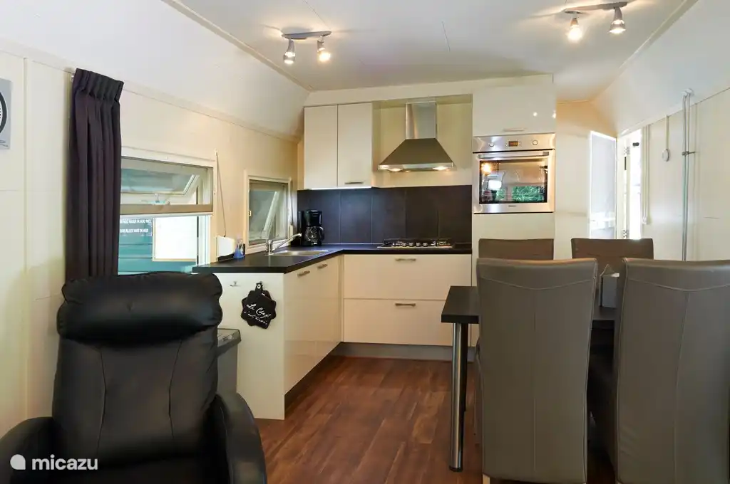 Keuken met alles er op en eraan.