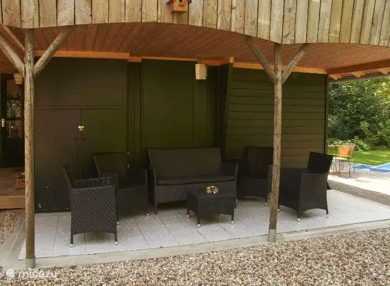 Een zithoek buiten om de ondergaande zon te zien