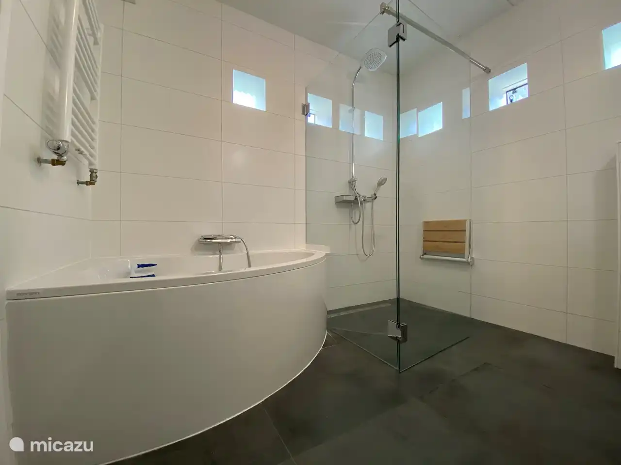 Salle de bain attenante avec douche drive-in
