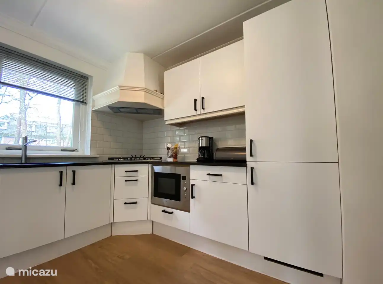 Cuisine ouverte avec lave-vaisselle, cuisinière à gaz 5 feux et grand micro-ondes combiné