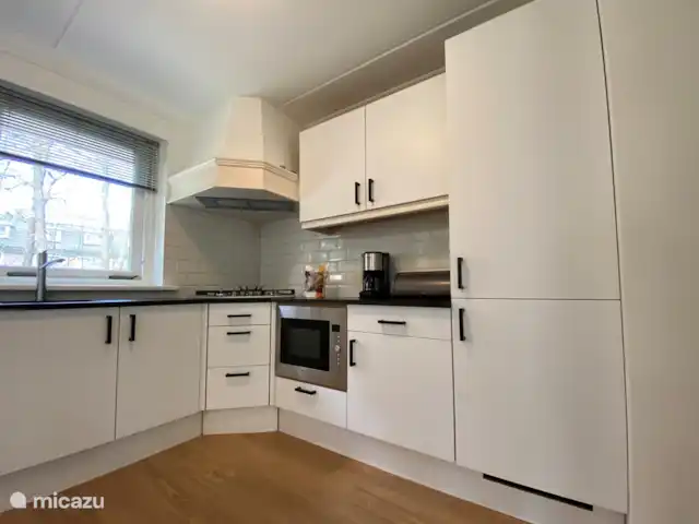 Maison familiale Veluwe (également en fauteuil roulant) | Pays-Bas, Gueldre, Garderen - bungalow Cuisine ouverte avec lave-vaisselle, cuisinière à gaz 5 feux et grand micro-ondes combiné