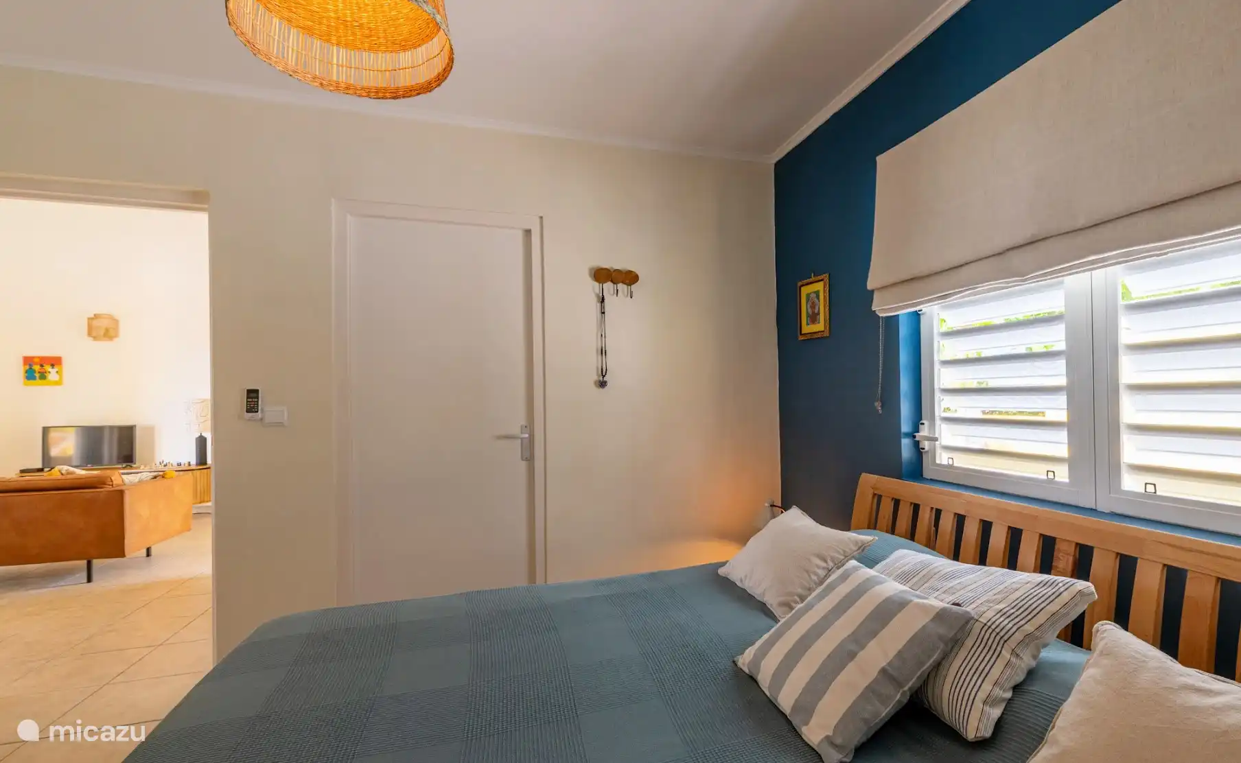 slaapkamer met doorkijk naar woonkamer