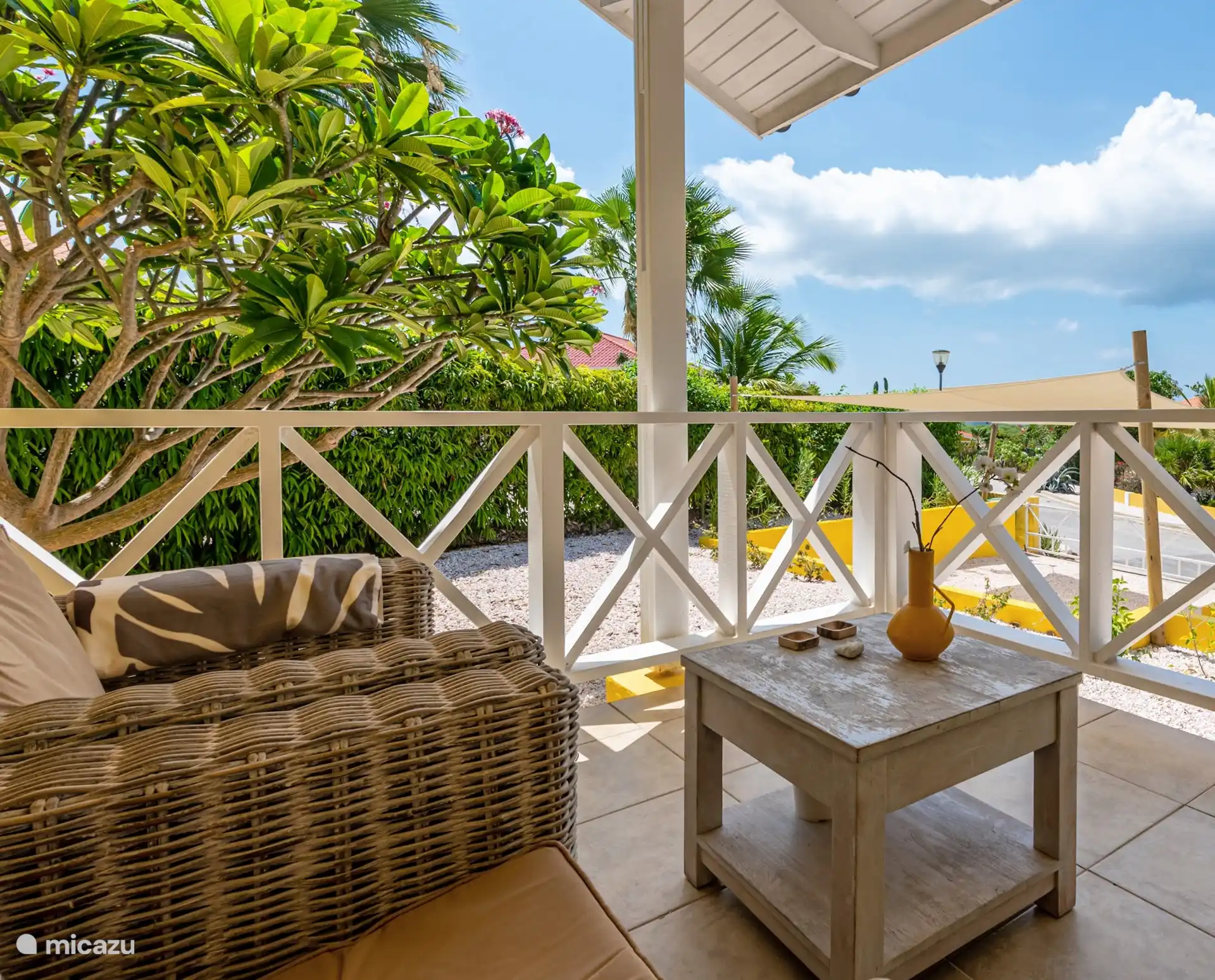 Veranda met lounge stoelen 