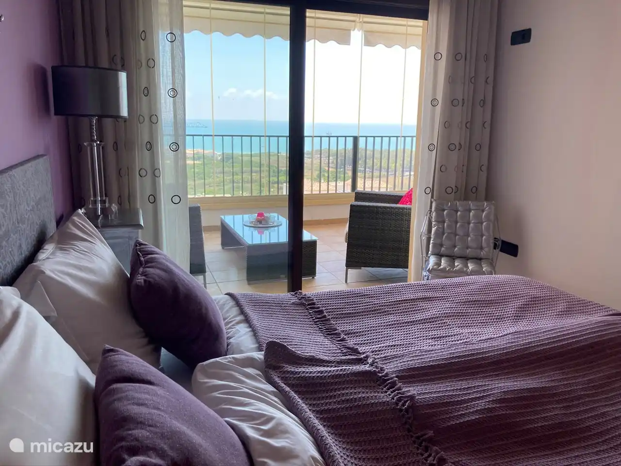 Vista sobre el mar desde el dormitorio 1.
Si prefiere una habitación oscura, puede bajar la persiana eléctrica frente a la puerta corredera.