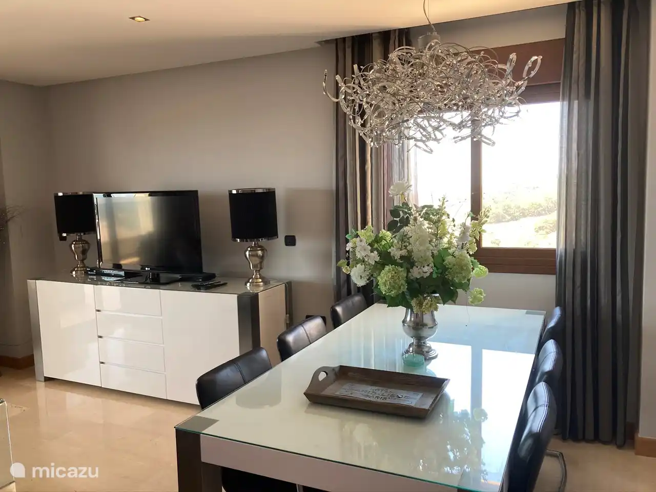 En el interior también puedes sentarte a la mesa con 6 personas.