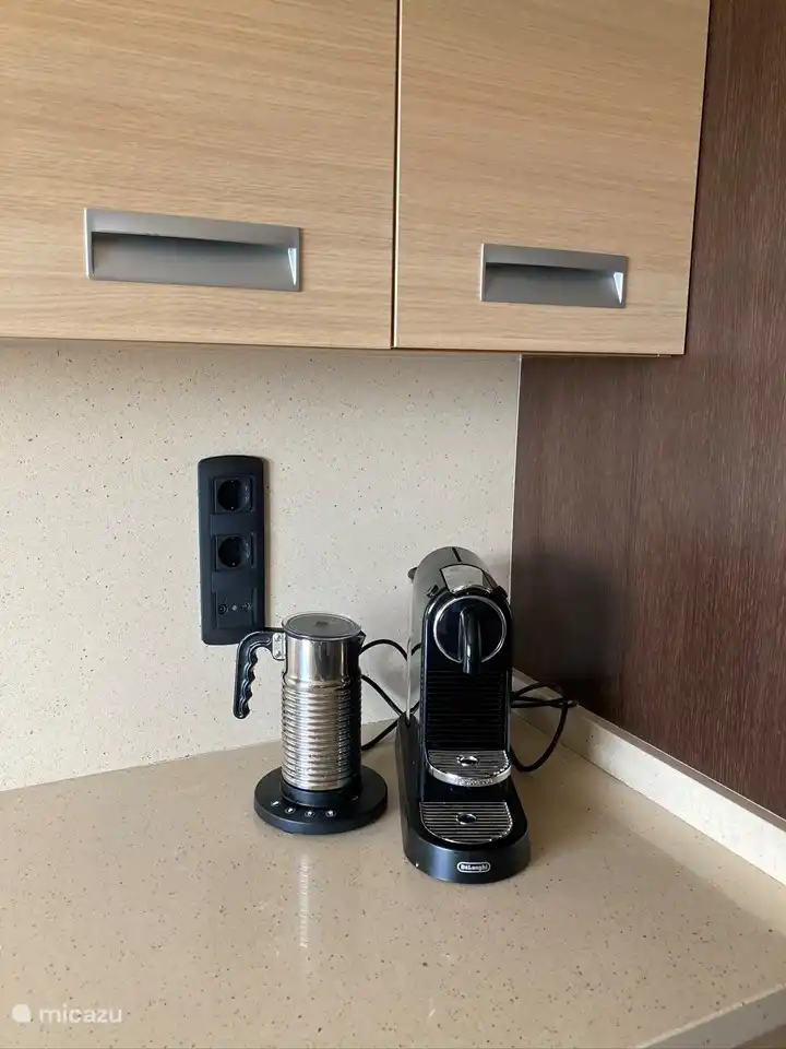 Para los amantes del café también hay una cafetera Nespresso con espumador de leche