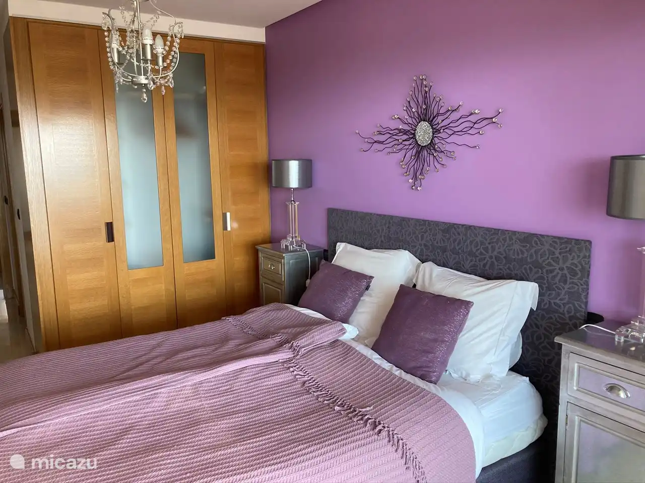 Esta habitación tiene un cómodo somier doble y un gran armario. Además, un baño privado con cabina de ducha, inodoro y lavabo doble.