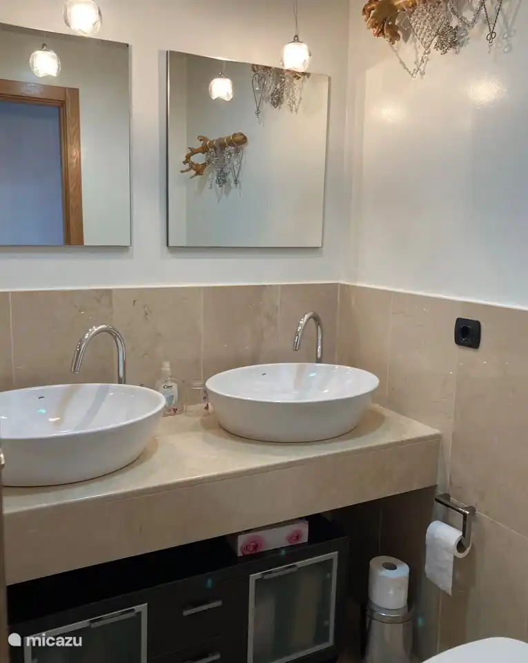 Lavamanos doble en el baño del dormitorio principal