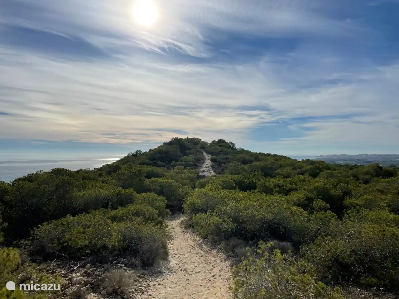 Desde lo alto de la montaña hay una hermosa vista del mar, del interior y de Guardamar del Segura.