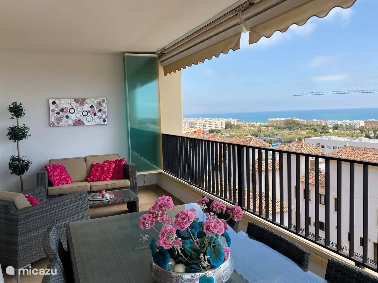 La terraza tiene un juego de salón y una mesa de comedor para 6 personas.