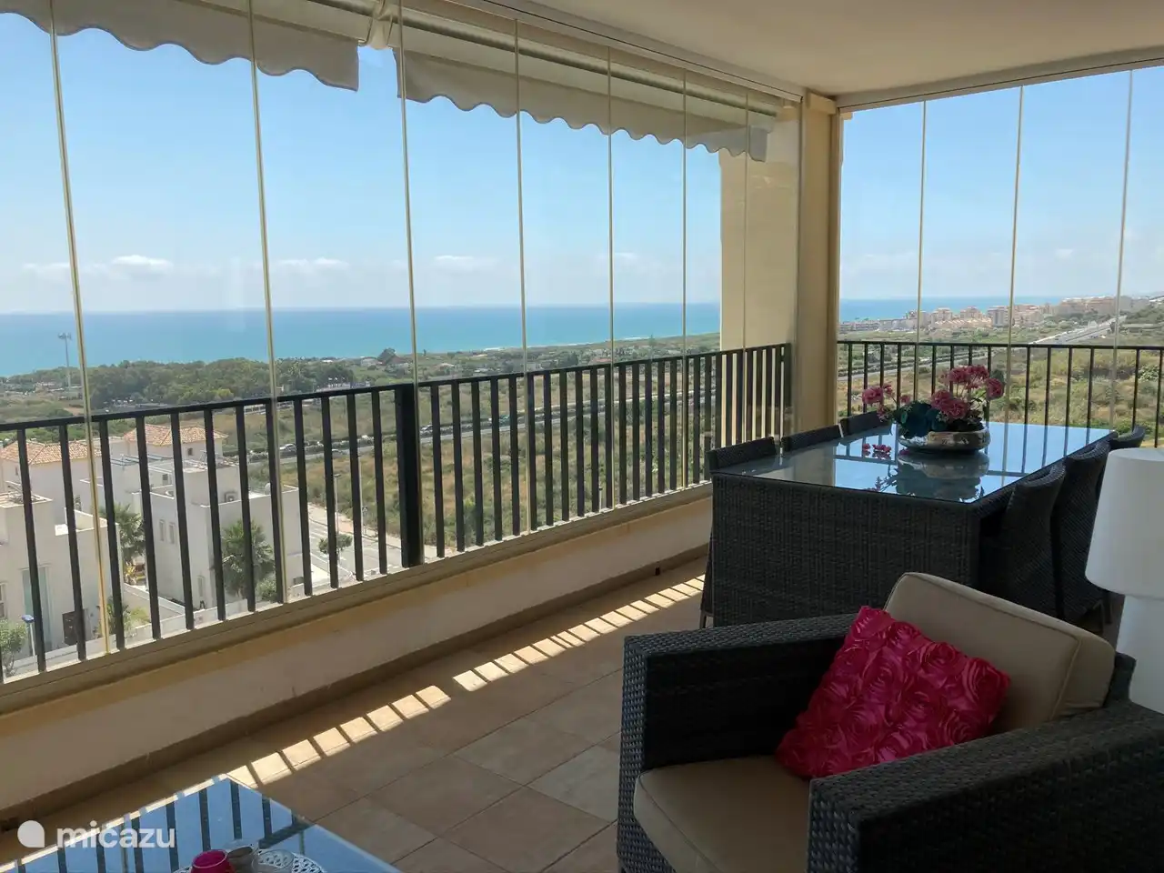 Una pared de paneles de vidrio plegables alrededor de la terraza asegura que siempre puedas disfrutar de la vista sin importar el clima.