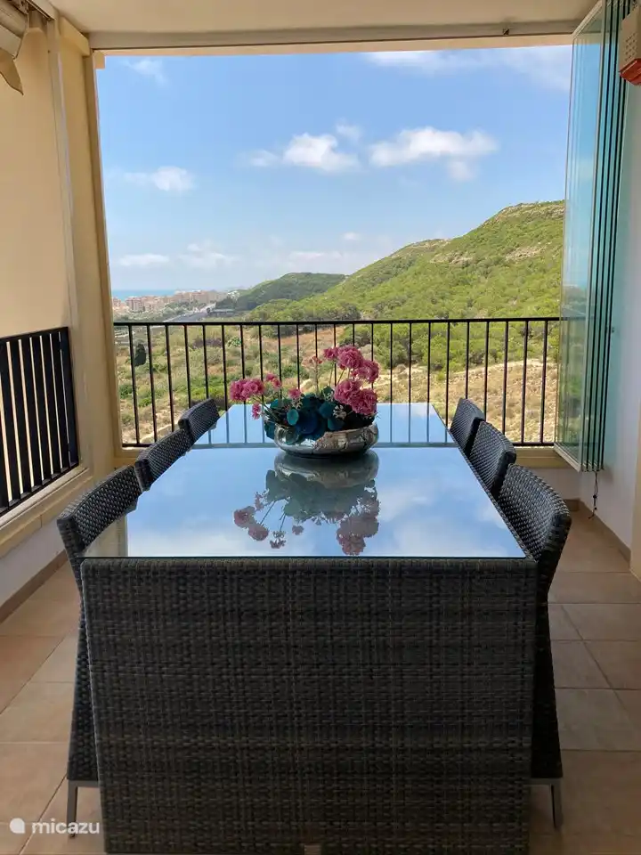 Ver como una pintura. Debido a que es un apartamento de esquina, también disfruta de la vista lateral.