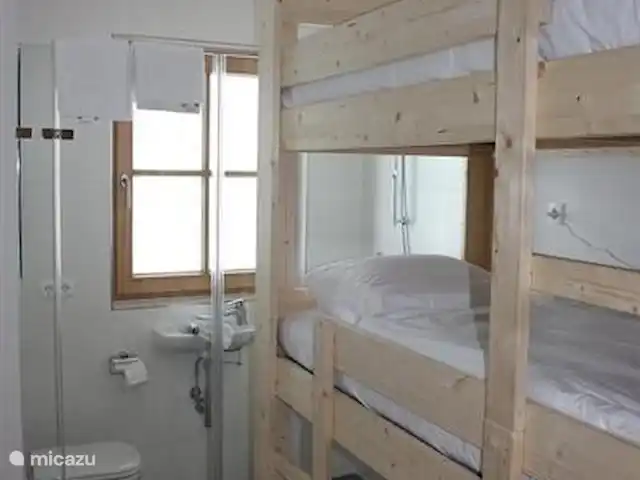 Penthouse JenSen SKI IN / SKI OUT huren in Oostenrijk, Salzburgerland, Mittersill - penthouse 2e Slaapkamer met 3-laags stapelbed.
Daarachter de compacte 2e badkamer met glazen wand.