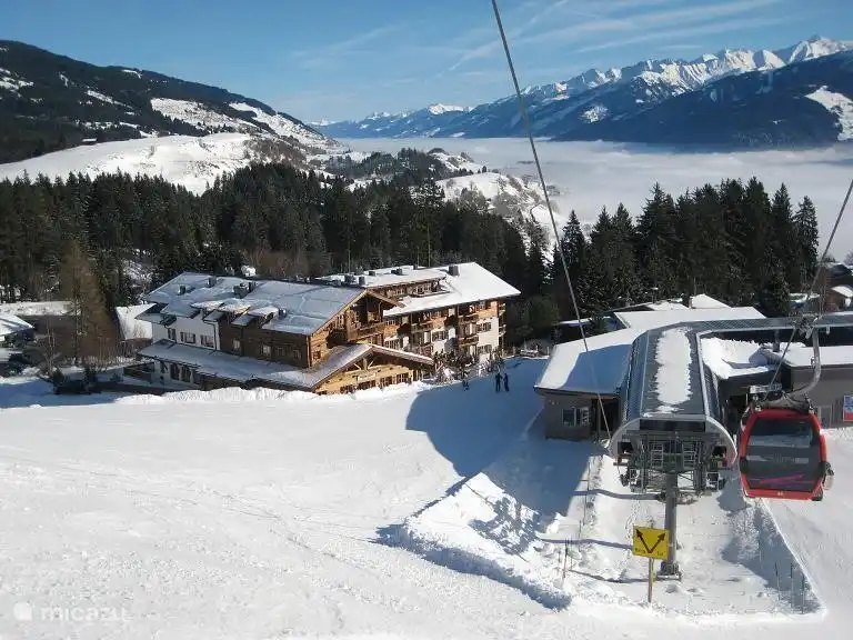 The apartment is located directly on the slope next to the complex gondel. Her seen from the slope.