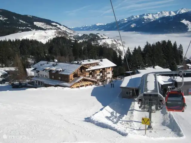 Penthouse JenSen SKI IN / SKI OUT huren in Oostenrijk, Salzburgerland, Mittersill - penthouse Het appartement ligt direct aan de piste naast de gondel.Het complex vanaf de piste gezien.
Vaak gelegen boven de wolkengrens!
Zie foto
