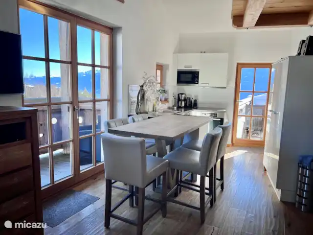 Penthouse JenSen SKI IN / SKI OUT huren in Oostenrijk, Salzburgerland, Mittersill - penthouse Eetbar met de keuken, 5 stoelen/barkrukken beschikbaar