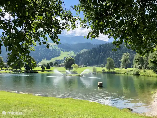 Penthouse JenSen SKI IN / SKI OUT huren in Oostenrijk, Salzburgerland, Mittersill - penthouse Het natuur zwemmeer in Hollersbach, gelegen vlak naast het dalstation van de gondel. Voor de kinderen is er volop speelplezier, een strandje met piratenschip, een kabelbaantje over het water, glijbanen.