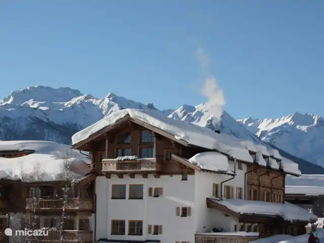 Penthouse JenSen SKI IN / SKI OUT huren in Oostenrijk, Salzburgerland, Mittersill - penthouse Ons prachtige penthouse bedekt door een dikke laag sneeuw, de ramen tot het plafond maken de living tot een uitermate fijne ruimte om te verblijven.