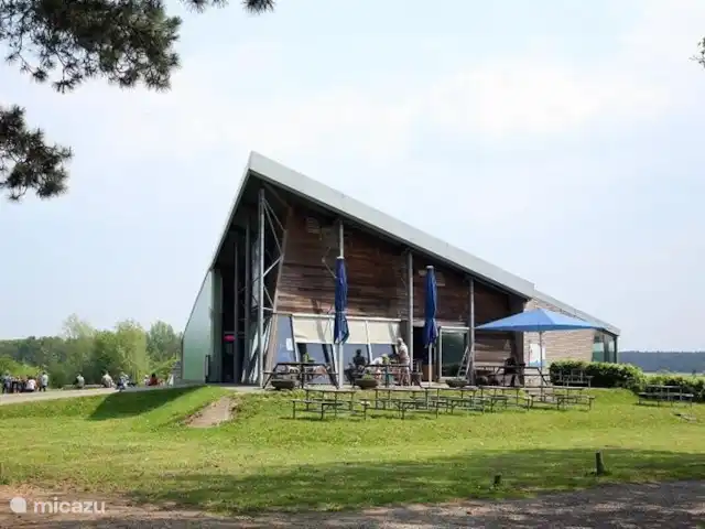 Oberón en Países Bajos, Limburgo, Herkenbosch - bungaló El centro de visitantes Staatsbosbeheer es un excelente punto de partida para hermosos paseos por el Parque Nacional Meinweg, pero sin duda merece la pena visitarlo.