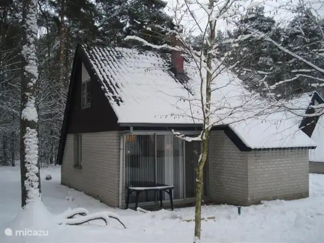 Oberón en Países Bajos, Limburgo, Herkenbosch - bungaló También puede ser hermoso en invierno.