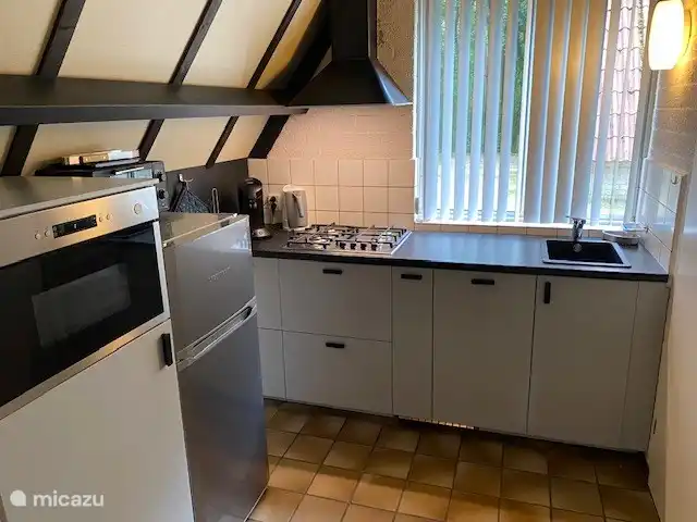 Küche (Geschirrspüler, Mikrowelle, Backofen, Kühlschrank mit Gefrierfach, Senseo, Filterkaffee, Wasserkocher)